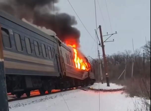 Płonący wagon pociągu pasażerskiego. 