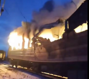 Płonie wagon pociągu pasażerskiego