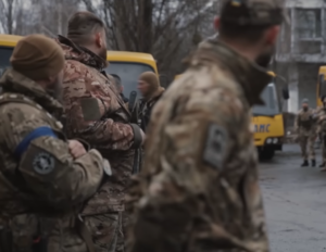 Grupa żołnierzy Ukrainy.