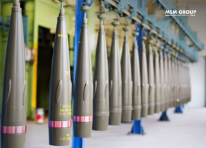 na zdjęciu widoczne pociski artyleryjskie ustawione pionowo, zaczepione u góry o belkę