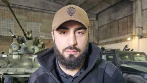 Twarz brodatego mężczyzny w czapeczce