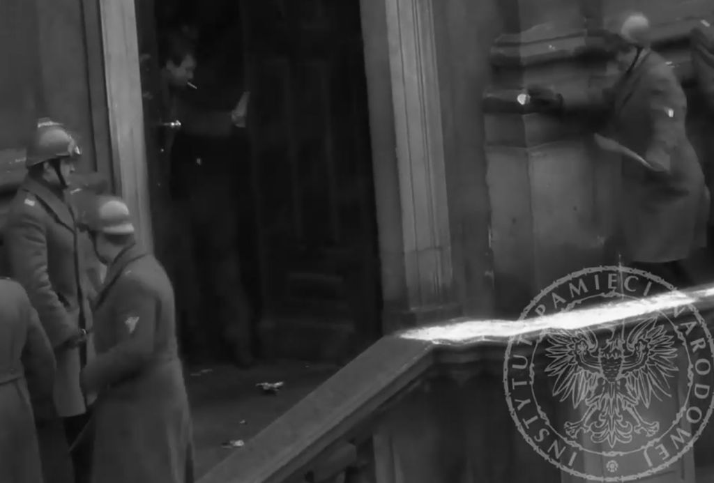 Milicja stoi przed drzwiami do kościoła, gdzie chowają się ludzie. 1968 rok.