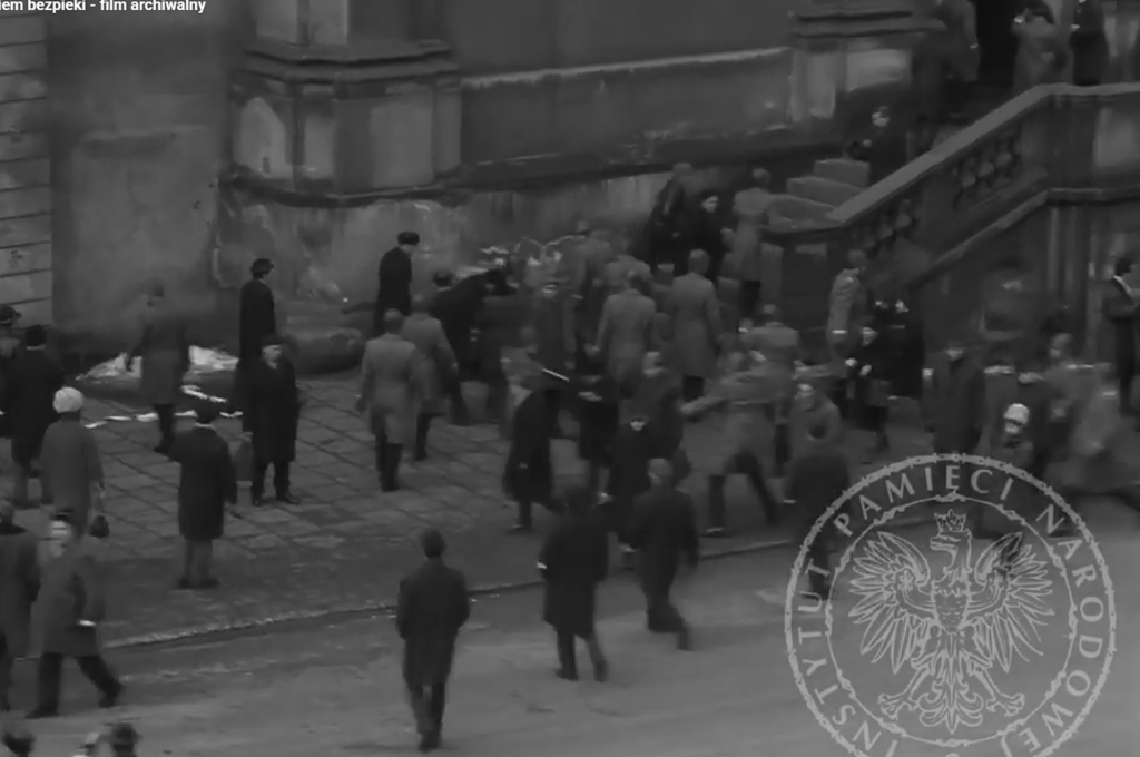 Tłum jest atakowany przez milicję. Widać ludzi bitych palkami