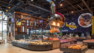 Witryna w środku sklepu z nabiałem