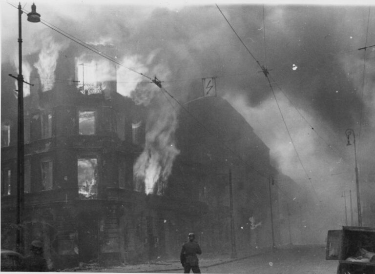 Płonący dom podczas Powstania w Getcie Warszawskim w 1943 roku