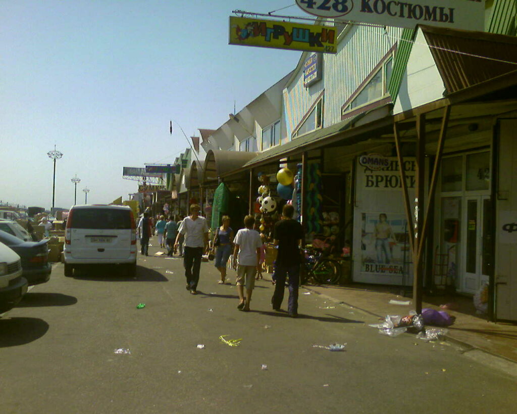 Bazar w Odesie. Widoczne z prawej strony kontenery, z lewej stoją samochody