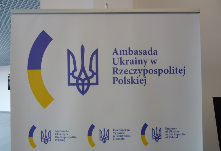 Oficjalny baner informacyjny z herbem Ukrainy i napisem Ambasada Ukrainy w Rzeczypospolitej Polskiej.