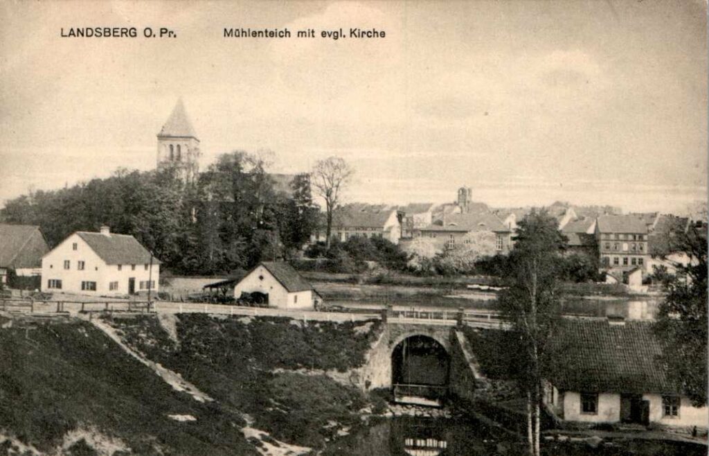 Старая открытка, чёрно-белая, довоенная. На открытке панорама Гурово Илавецкого с немецкой надписью Landsberg.
