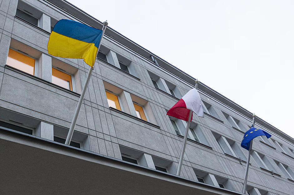 Flaga Ukrainy nad gdańskim magistratem, fot. Piotr Wittman \ gdansk.pl