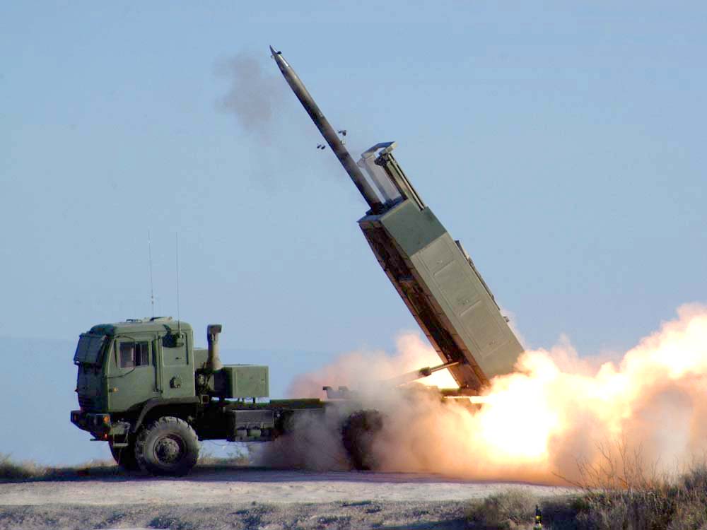 Военная система HIMARS запускает ракету