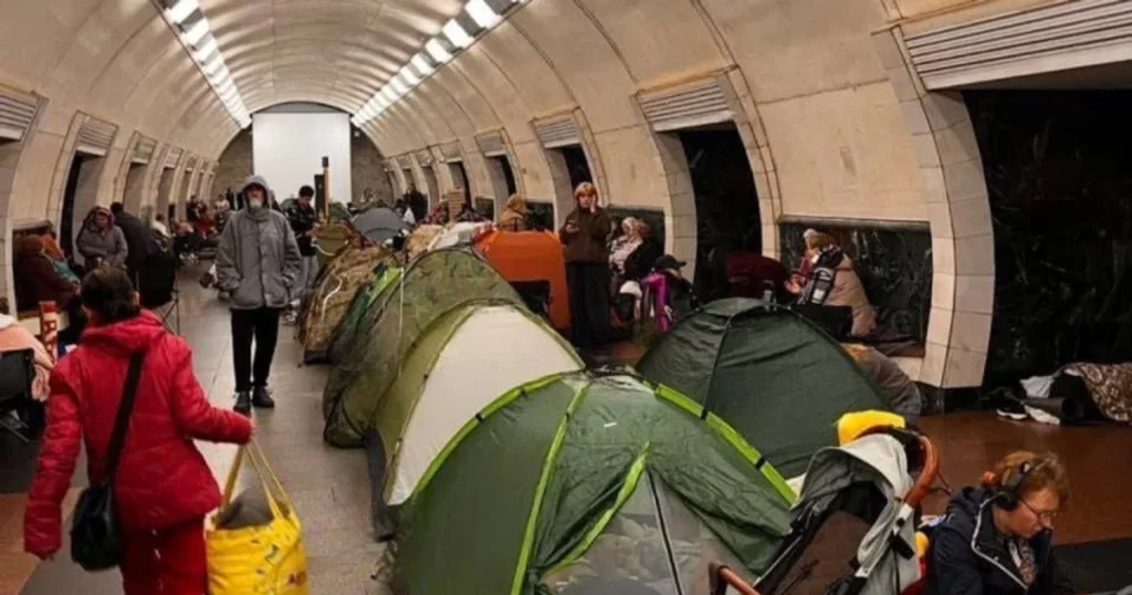 Namioty rozstawione w tunelu stacji metra w Kijowie, ludzie chroniący się podczas ostrzału