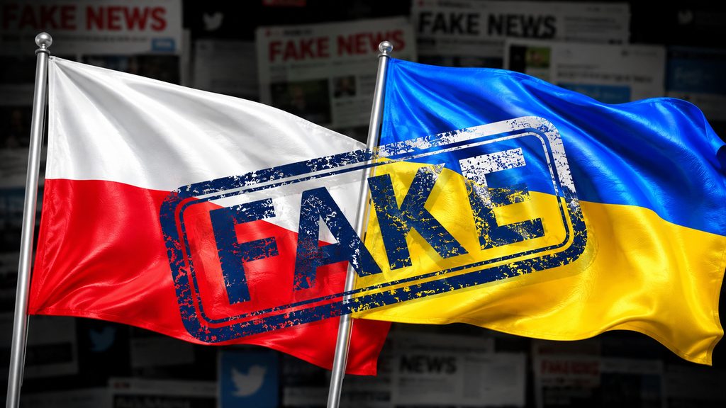 Флаги Польши и Украины со штампом «FAKE» на фоне заголовков фейковых новостей — символ дезинформации в польско-украинских отношениях