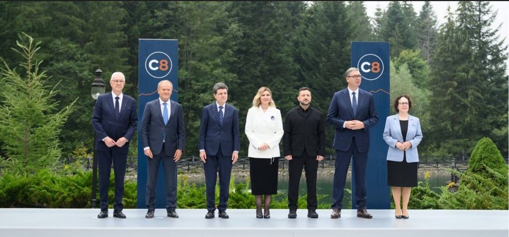 Wspólne zdjęcie uczestników szczytu Karpackiej Ósemki (C8), 18 września 2026 roku. Źródło: Telegram / Zełenski / Official
