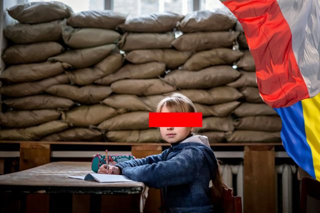 Uczennica pisząca w zeszycie w schronie z workami z piaskiem w tle, zdjęcie poglądowe