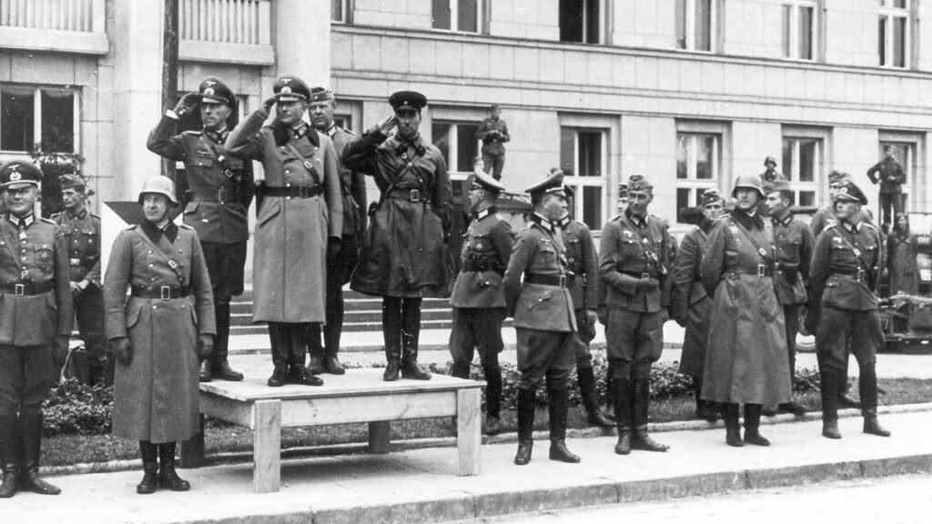 Zołnierze stojący w szeregu odbierajacy defiladę. Sowieccy i niemieccy. Fotografia czarno-biała.