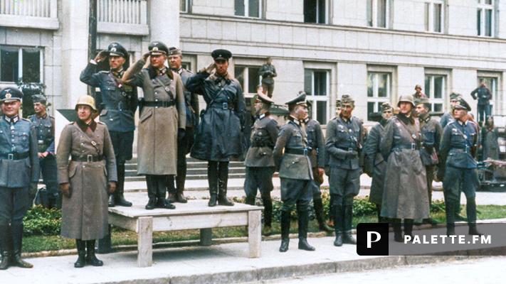 Rosyjscy i niemieccy oficerowie odbierają wspólnie defiladę. 1939 rok. Zdjęcie pokolorowane