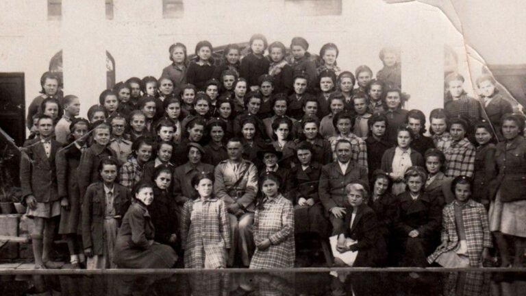 Historyczna fotografia szkoły dla polskich dzieci w Isfahanie.
