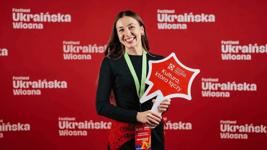 Maria Andruchiw, współkoordynatorka Festiwalu Kultury „Ukraińska Wiosna”, na tle ścianki festiwalu w Poznaniu